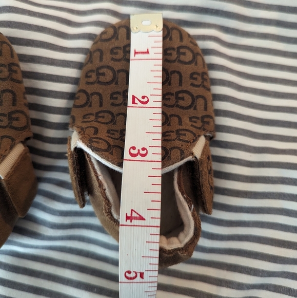 Kid's UGG Slippers - Picture 15 of 16